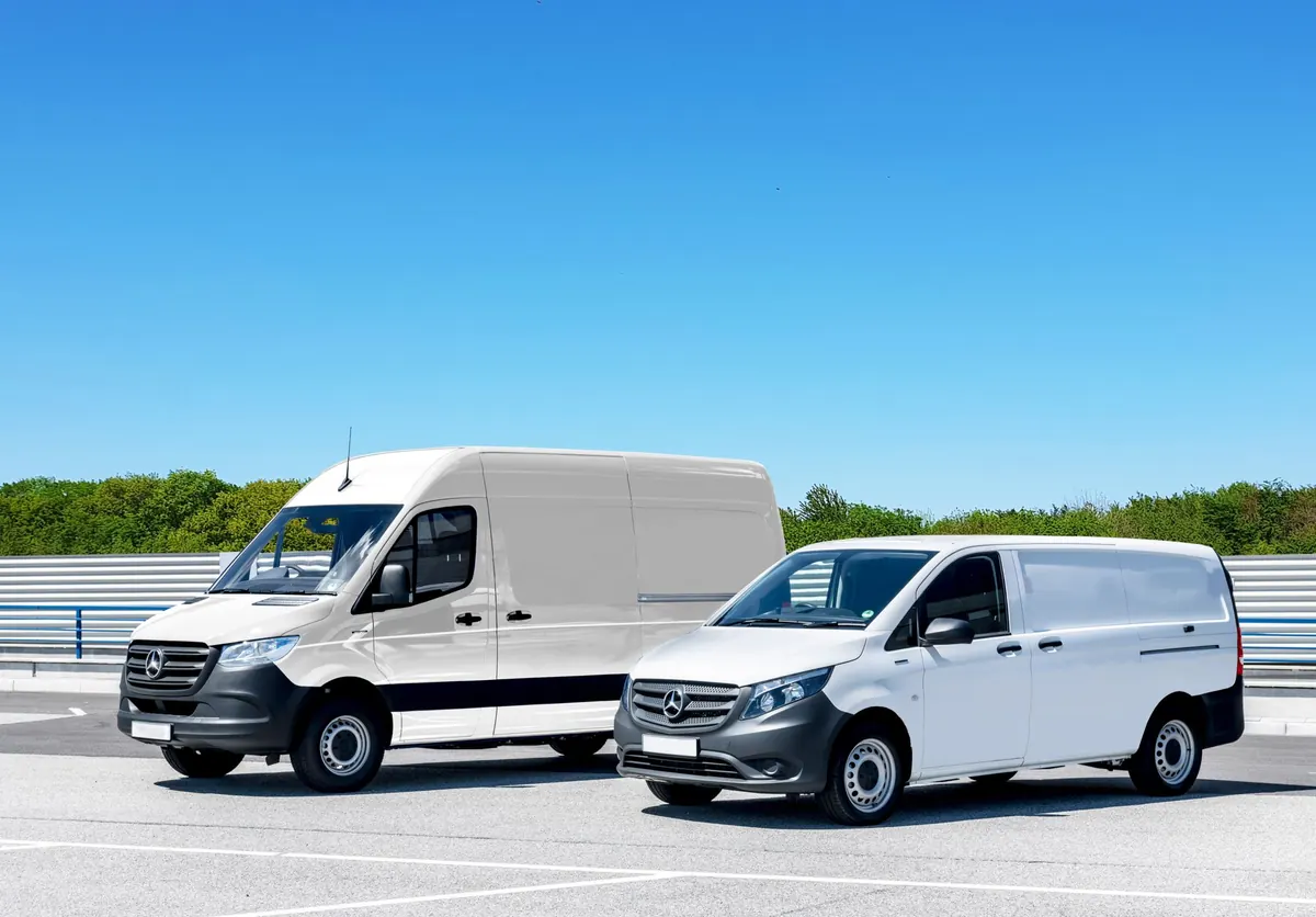 Duas vans brancas de carga estacionadas