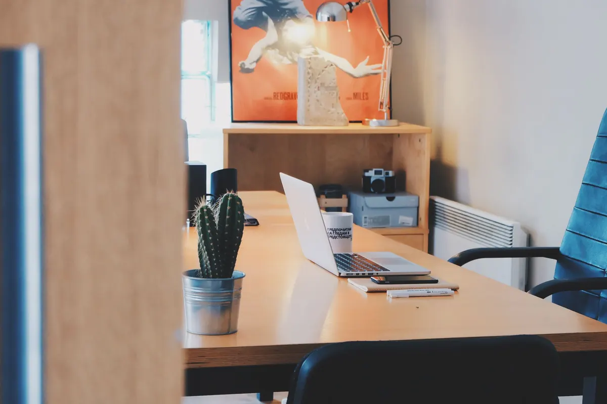 Mesa de escritório moderna com notebook